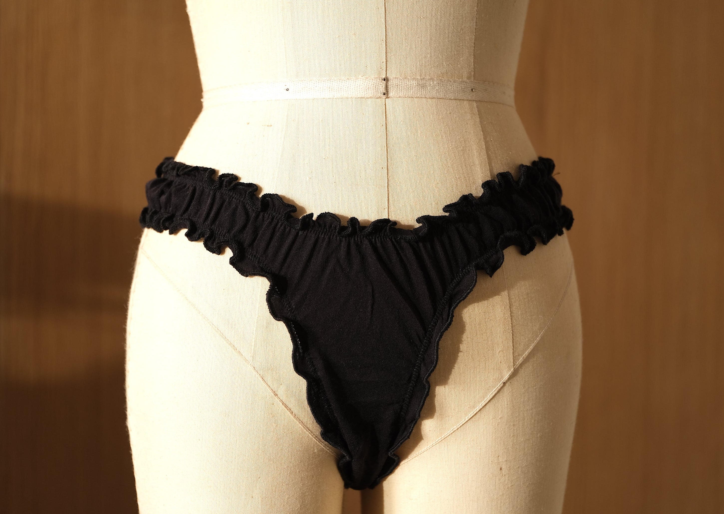 https://www.gjenmi.com/cdn/shop/products/Organic-Pearl-Thong-Blk.jpg?v=1695685013&width=2900