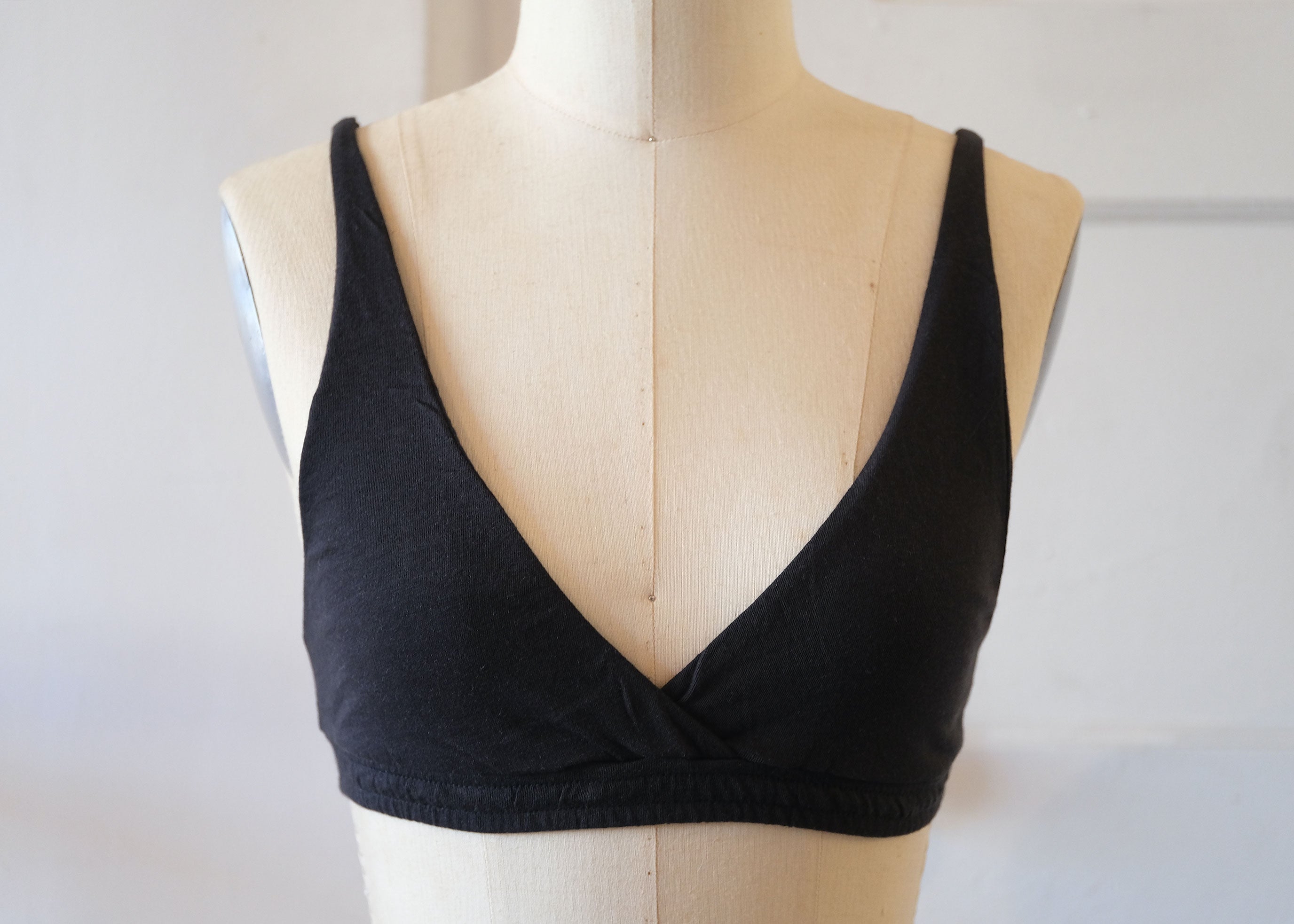 https://www.gjenmi.com/cdn/shop/products/organic-cotton-2ply-bralette-black-front.jpg?v=1639290494&width=2752